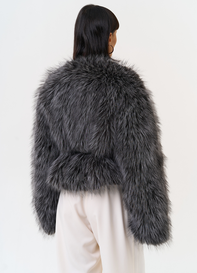 Короткая куртка из эко меха с декоративным поясом модель № 31262 в кредит