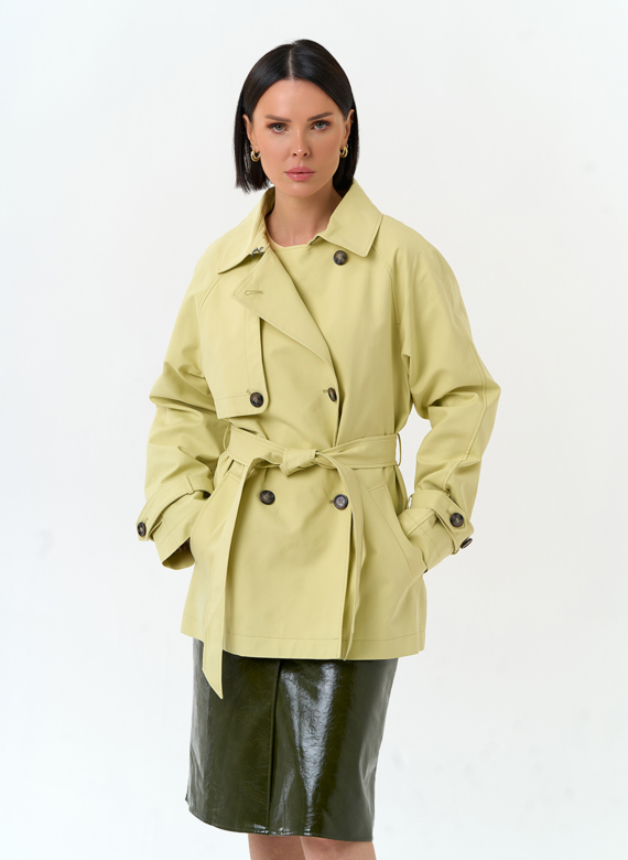 Женский укороченный плащ с поясом