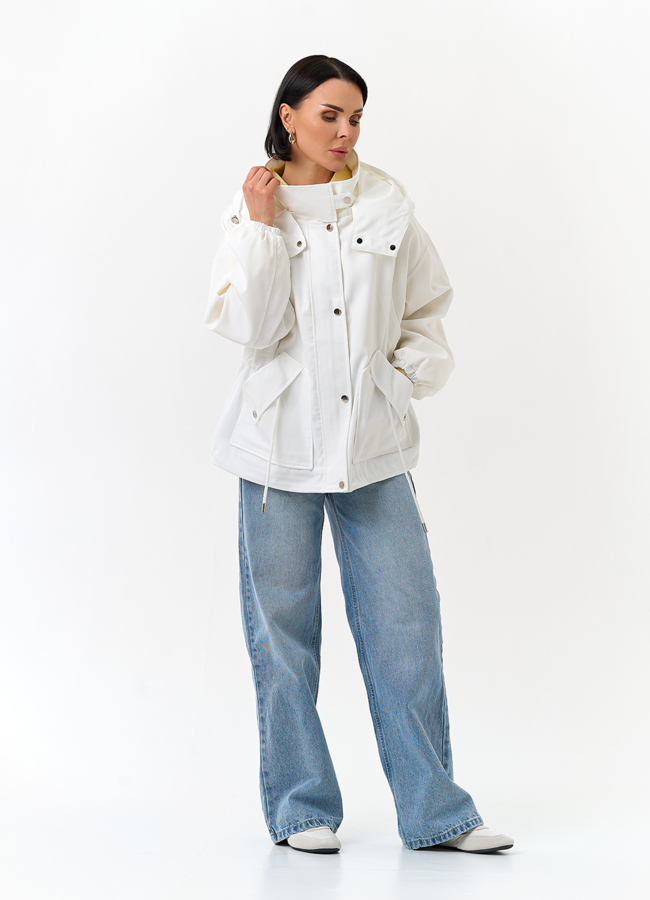 Женская куртка ветровка белого цвета модель № 32828 в рассрочку