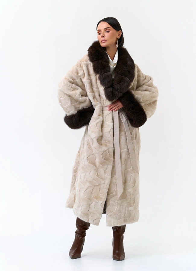 Светлая шуба из меха норки с воротником из меха песца модель № 33779 меха малина