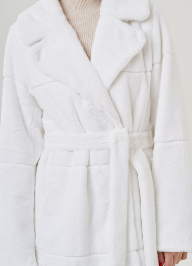 Белое пальто из эко меха модель № 23533 в рассрочку