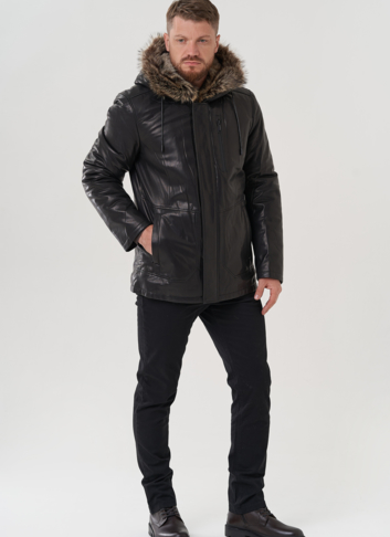 Мужская куртка с капюшоном на мехе из волка