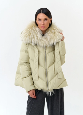 Женский пуховик с мехом енота на капюшоне Женский пуховик с мехом енота на капюшоне