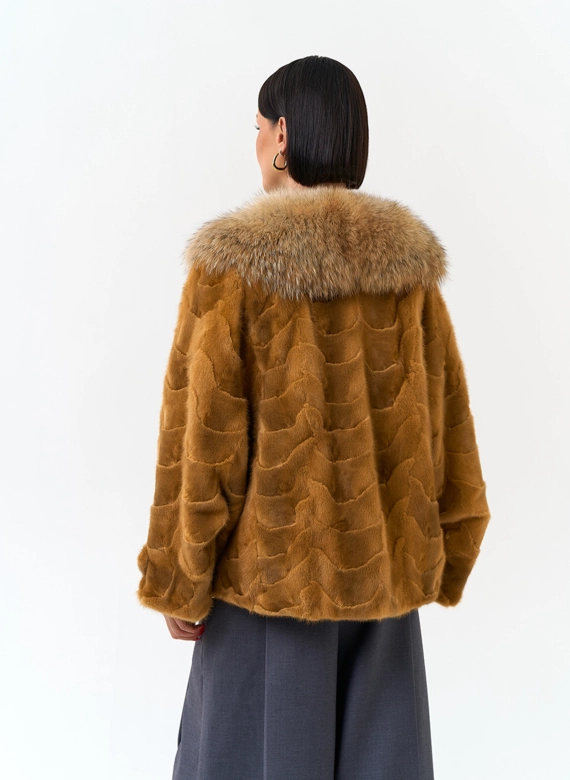 Шуба из норки с отделкой из меха койота фото