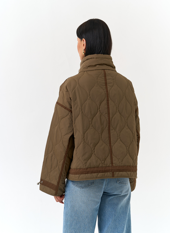 Женская куртка с воротником стойкой