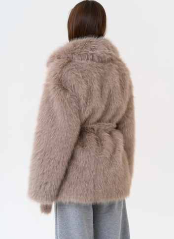 Женская шуба из эко меха в бежевом цвете