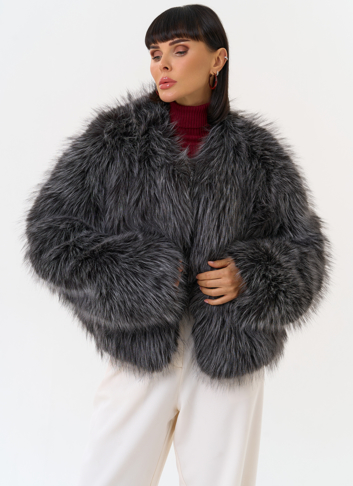 Короткая куртка из эко меха с декоративным поясом