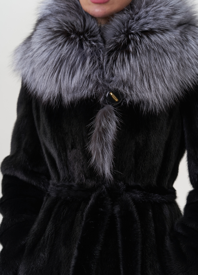 Норковая шуба черного цвета с капюшоном из чернобурки модель № 26751 универмаг малина