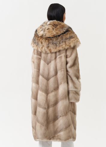 Женская шуба из меха норки с капюшоном из меха рыси