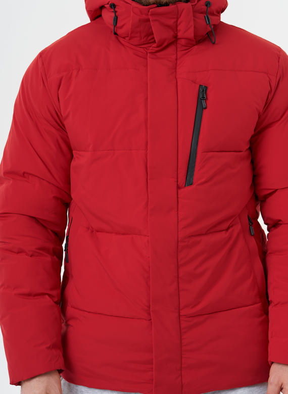 Яркий пуховик с капюшоном