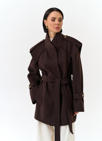 Женское укороченное пальто с акцентными плечами