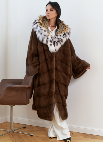 Женская шуба из меха норки с капюшоном из меха рыси