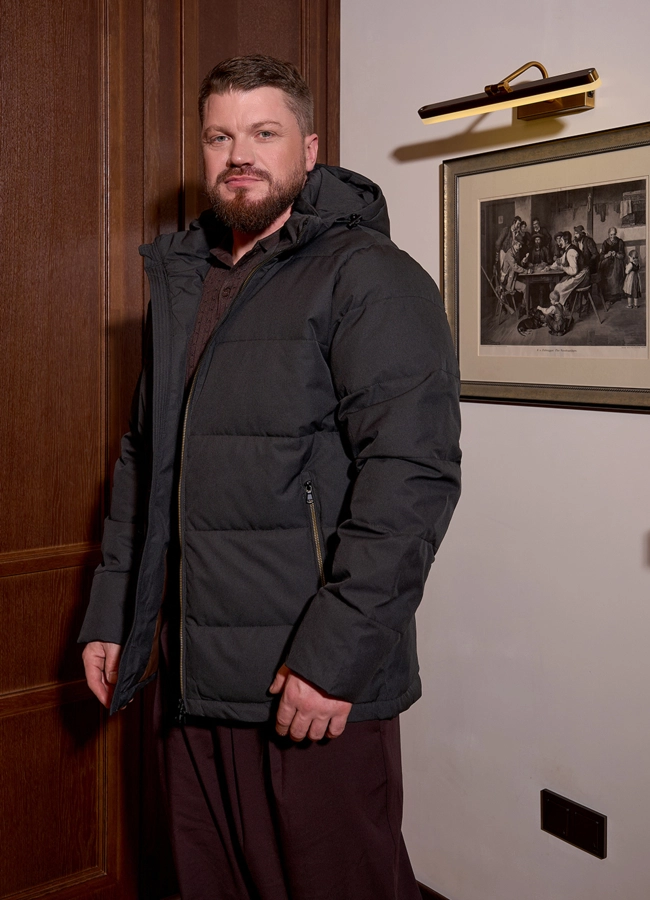 Мужской пуховик с капюшоном  модель № 31471 меха малина фото