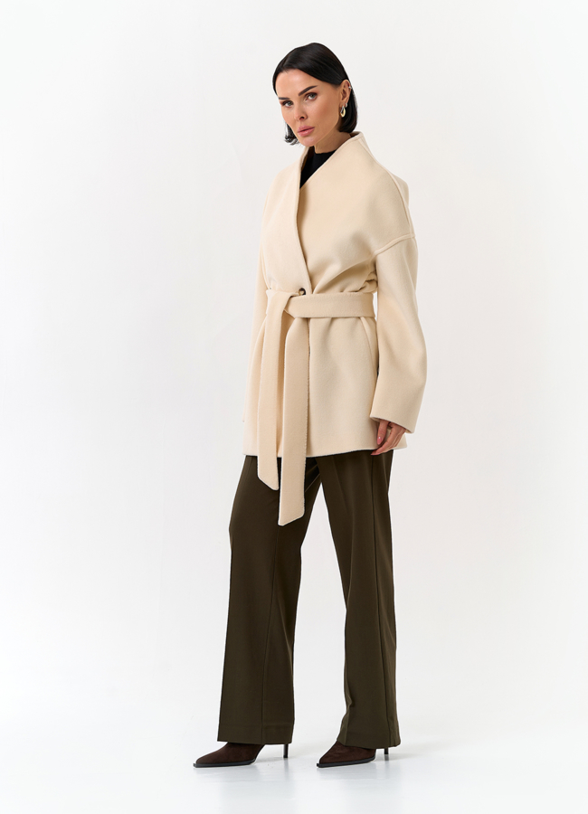 Светлое укороченное пальто с поясом модель № 32814 в рассрочку