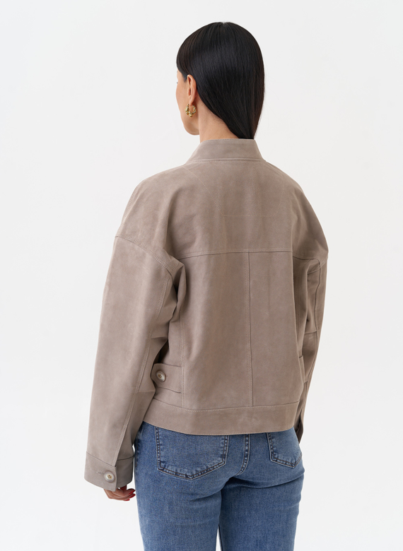 Светлая куртка из замши