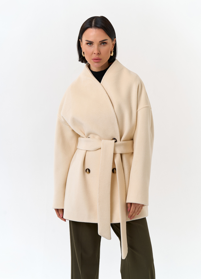 Светлое укороченное пальто с поясом модель № 32814 меха малина