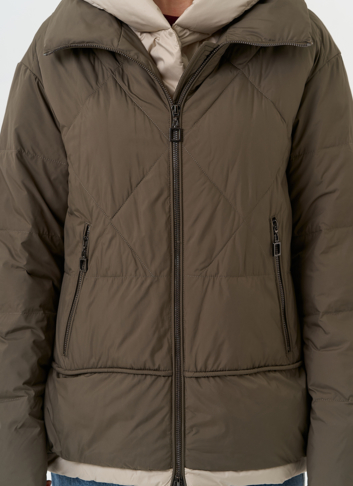 Женская куртка с контрастным капюшоном