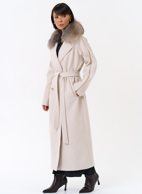 Утепленное женское пальто с английским воротником из меха лисы