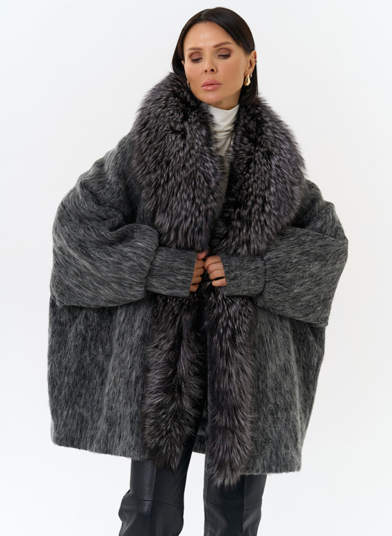 Женский удлиненный пуховик с отделкой из меха чернобурки