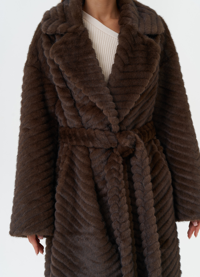 Пальто из эко меха с английским воротником модель № 29532 в рассрочку