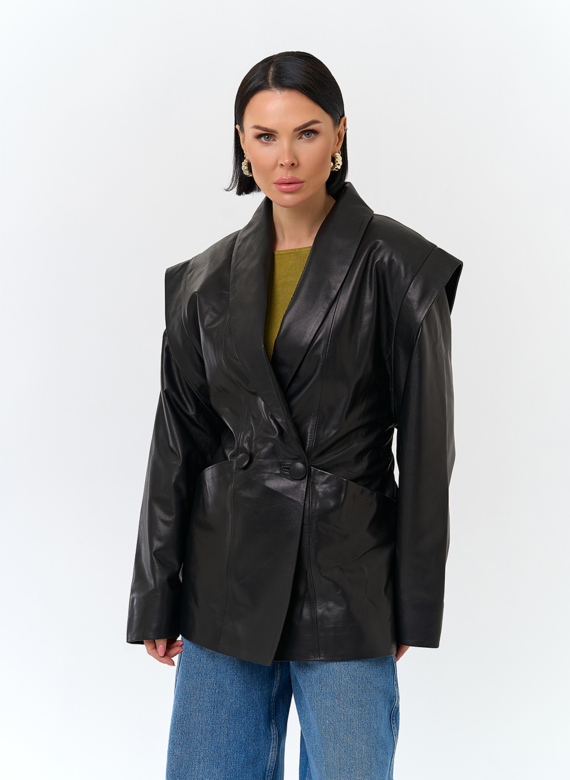 Женская куртка из натуральной кожи с акцентными плечами