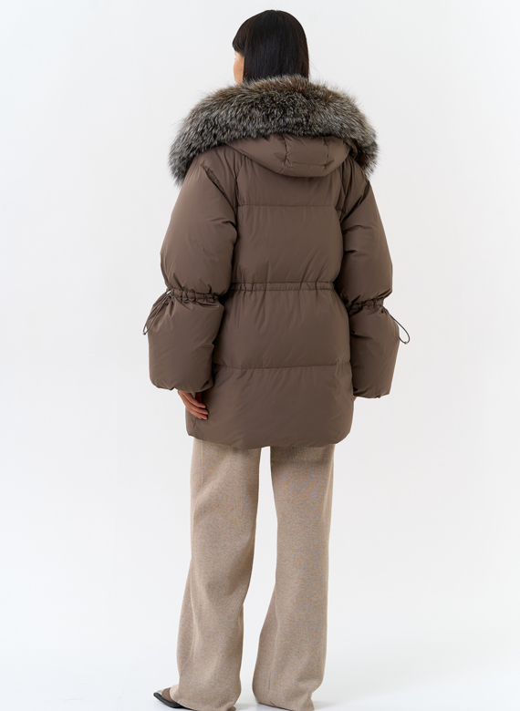 Женский пуховик с капюшоном из меха чернобурки