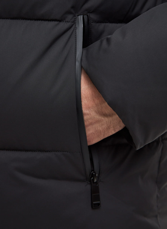 Мужской пуховик черного цвета 