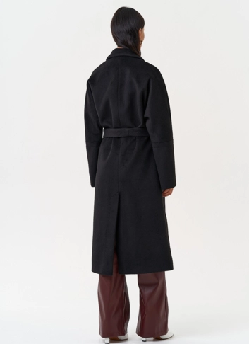 Женское пальто с английским воротником