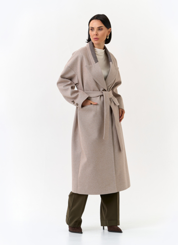 Женское пальто с акцентным воротником