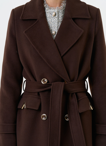 Женское пальто с английским воротником