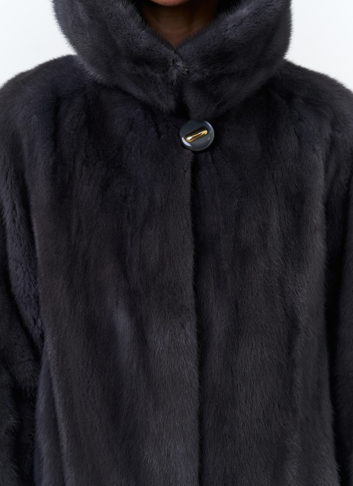 Женская шуба в сером цвете