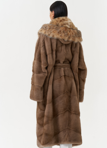 Женская шуба из меха норки с капюшоном из меха рыси