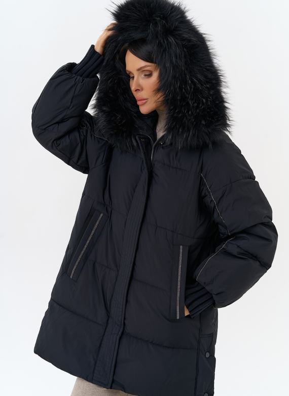 Женский пуховик с капюшоном из меха енота