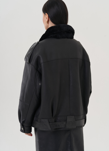 Женская дубленка черного цвета 